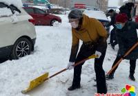 州、市直機關下沉社區(qū)干部清雪